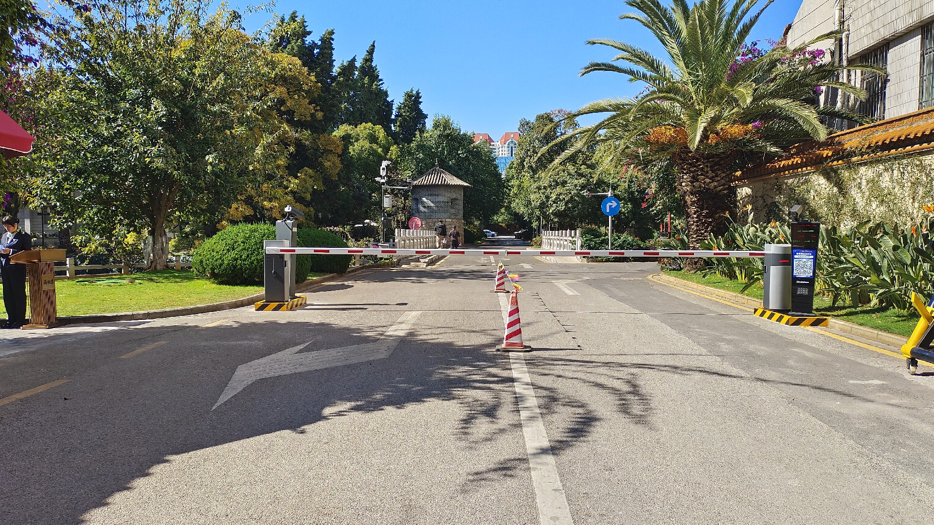 云南震庄迎宾馆2号门进