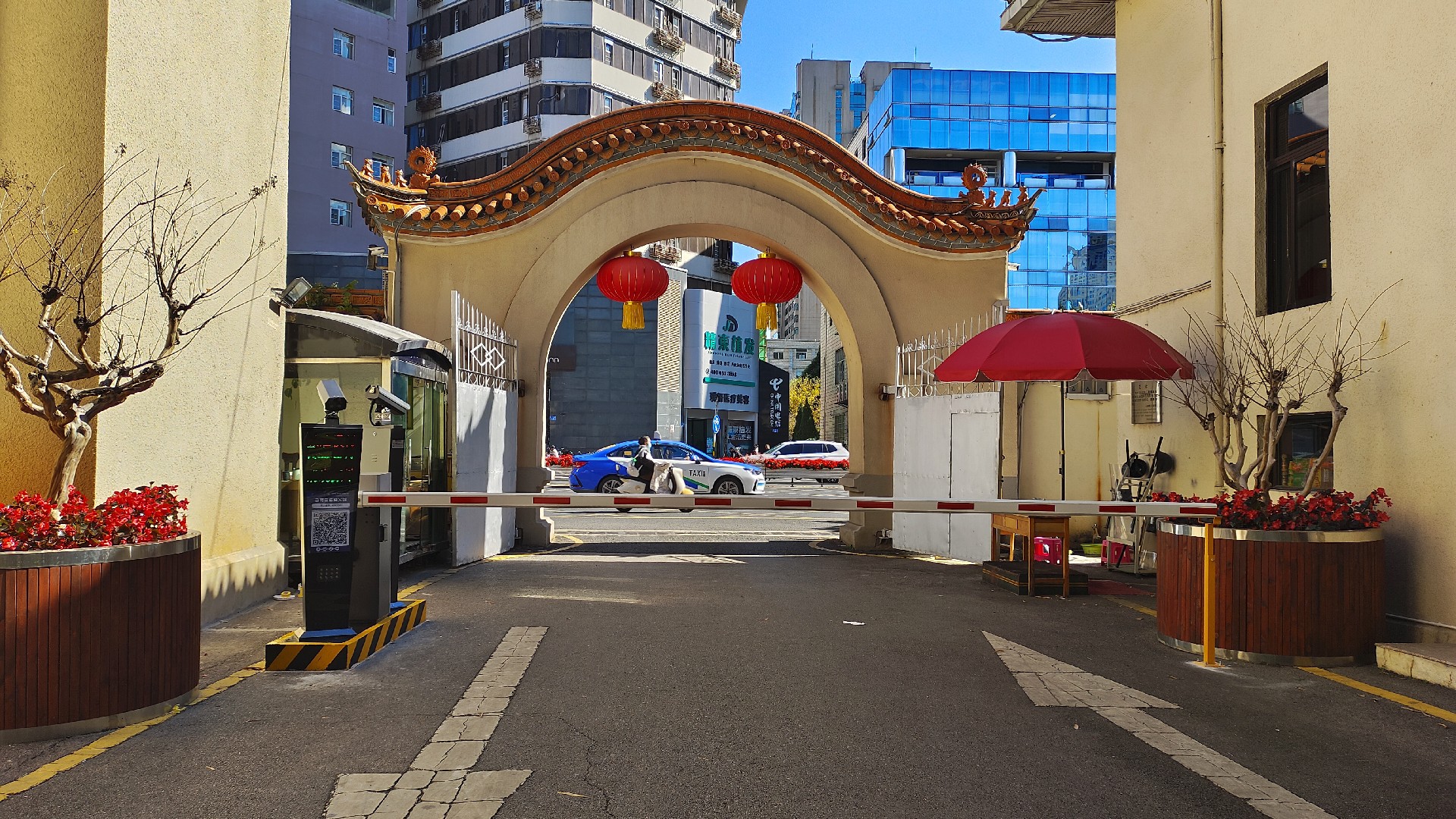 云南震庄迎宾馆1号门进